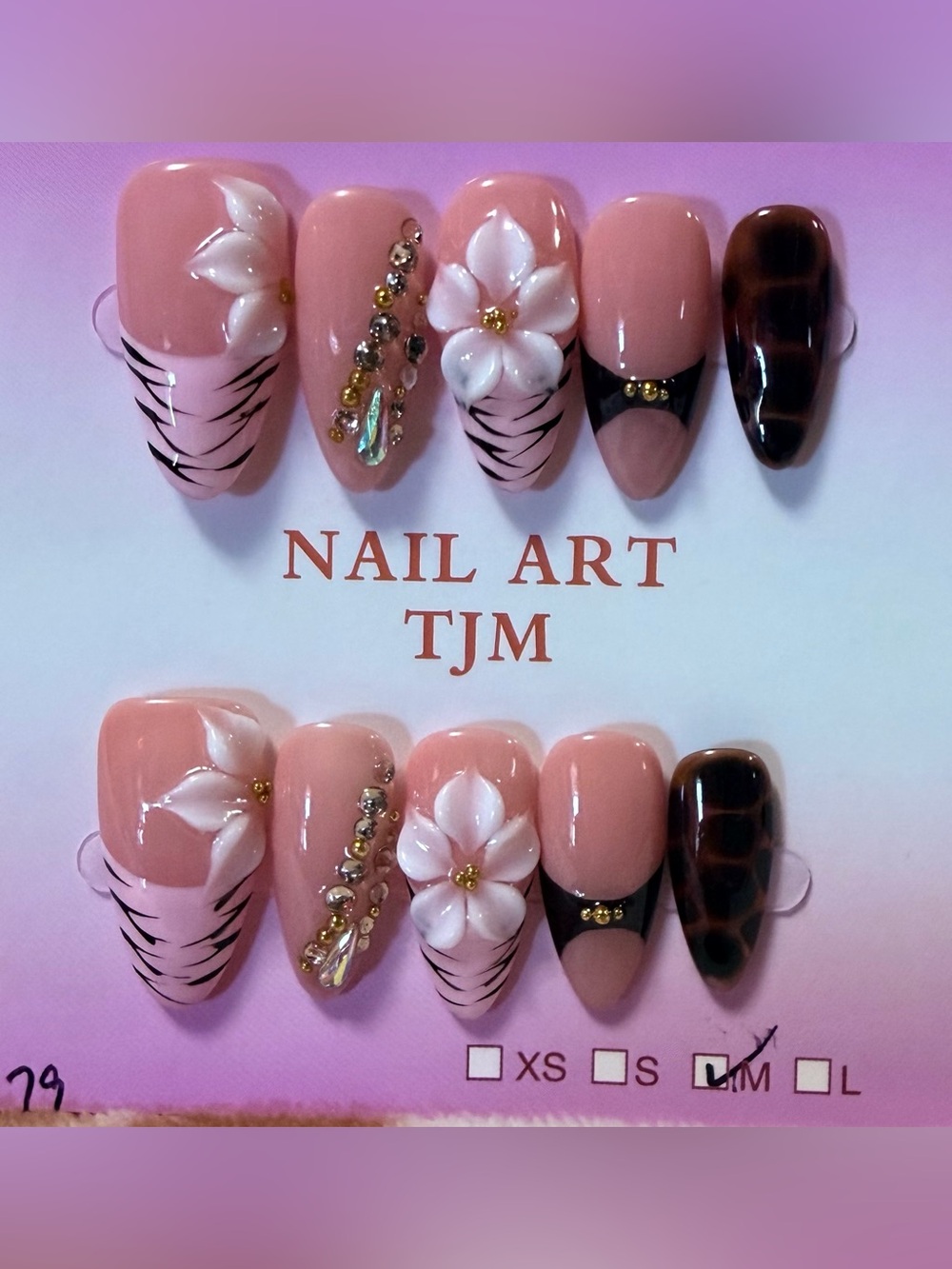 Nail Art Press-On Set in Blush Pink with Floral Accents -